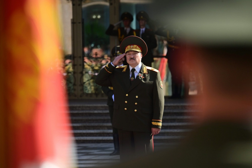 Αλεξάντερ Λουκασένκο: Ο συνοροφύλακας της ΕΣΣΔ που έγινε ισόβιος Πρόεδρος της Λευκορωσίας