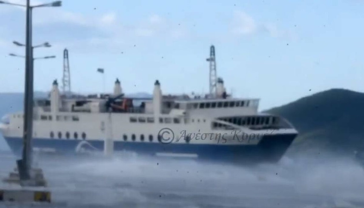 Αίγινα: Σκηνές τρόμου για τους 330 επιβάτες του πλοίου Αχαιός - Έσπασαν τζάμια (βίντεο)