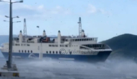 Αίγινα: Σκηνές τρόμου για τους 330 επιβάτες του πλοίου Αχαιός - Έσπασαν τζάμια (βίντεο)