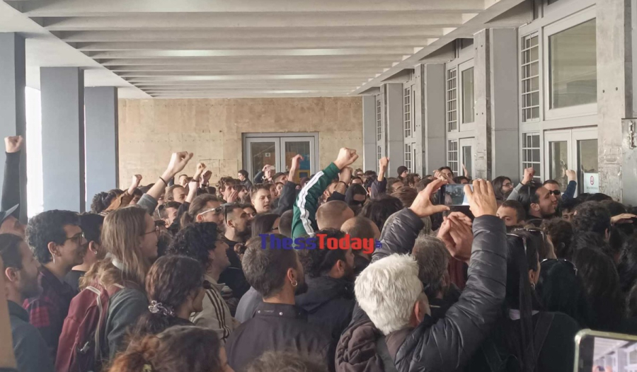 Ελεύθεροι έως τις 29 Μαρτίου οι συλληφθέντες του ΑΠΘ - Αγκαλιές και συνθήματα έξω από το Δικαστήριο (βίντεο)