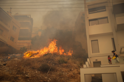 Φωτιά στη Βούλα: Σπίτια στις φλόγες - Δείτε βίντεο