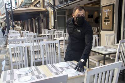 Καφετέριες, μπαρ, εστιατόρια: Άνοιξαν σήμερα με μεζούρες, μάσκες και αντισηπτικά