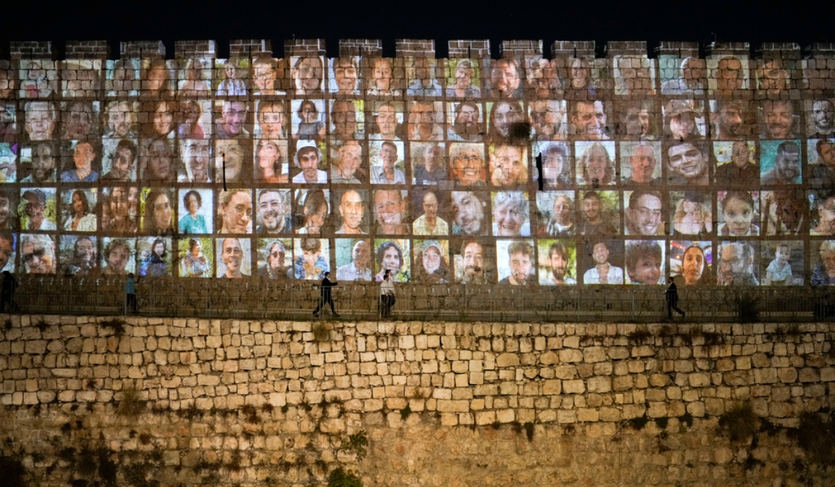 Ισραήλ: 1.400 κεριά με τα ονόματα των θυμάτων φώτισαν το Τείχος των Δακρύων