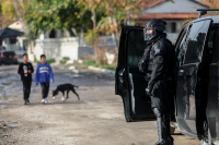 Νύχτα ταραχών στη Δ. Αττική: Συμπλοκές, φωτιές και ένας Ρομά νεκρός – Απολογείται ο αστυνομικός