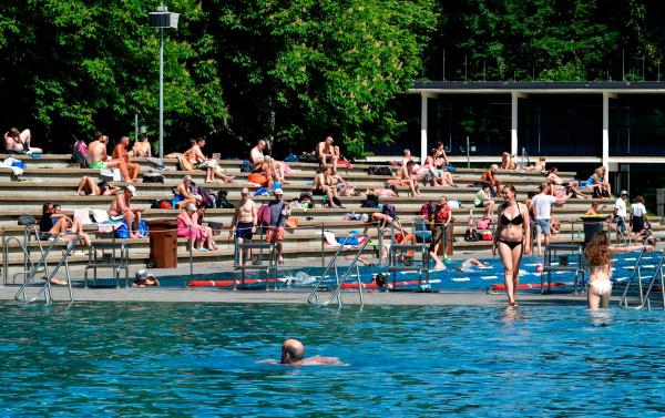 Γερμανία: Οι γυναίκες θα μπορούν να κολυμπούν γυμνόστηθες στις πισίνες του Βερολίνου