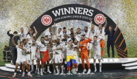 Europa League: Η απονομή του τροπαίου στην Άιντραχτ Φρανκφούρτης