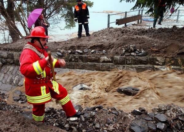 Ινδονησία: 40 οι νεκροί από τις πλημμύρες