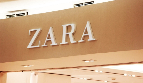 Το Zara αρχίζει να χρεώνει τις χάρτινες σακούλες