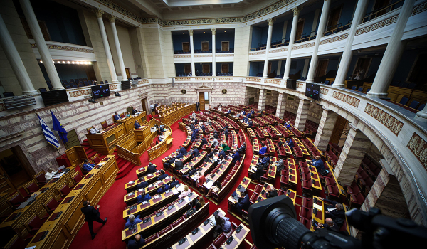 Στη Βουλή για συζήτηση και ψήφιση το εργασιακό νομοσχέδιο και η τροπολογία τις τριετίες