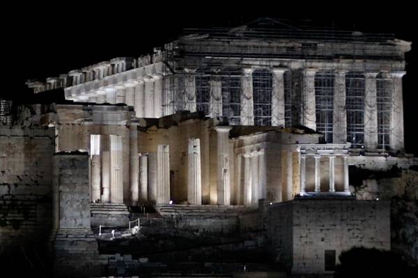 Ακρόπολη: Αυτός είναι ο επιβλητικός φωτισμός του Ιερού Βράχου (Φωτογραφίες και βίντεο)