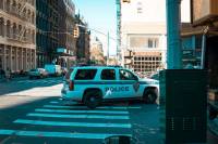 ΗΠΑ: Αστυνομικός δέχτηκε πυρά στη Νέα Υόρκη, ένας ακόμη μαχαιρώθηκε στο Μπρούκλιν