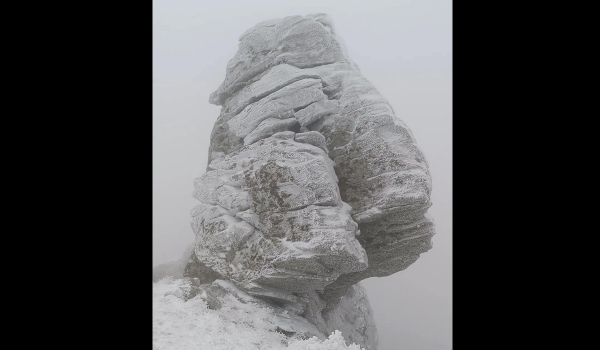 Μαγευτικές εικόνες από την χιονισμένη κορυφή της Πεντέλης και τα καταφύγια της Πάρνηθας