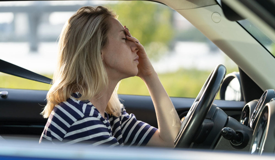 Υπνηλία και κούραση στο τιμόνι: Τα πρώτα σημάδια, τα λάθη των οδηγών και η σωστή αντιμετώπιση