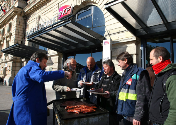 Hot dog μεργκέζ - Η ιστορία του street food των κινητοποιήσεων στη Γαλλία