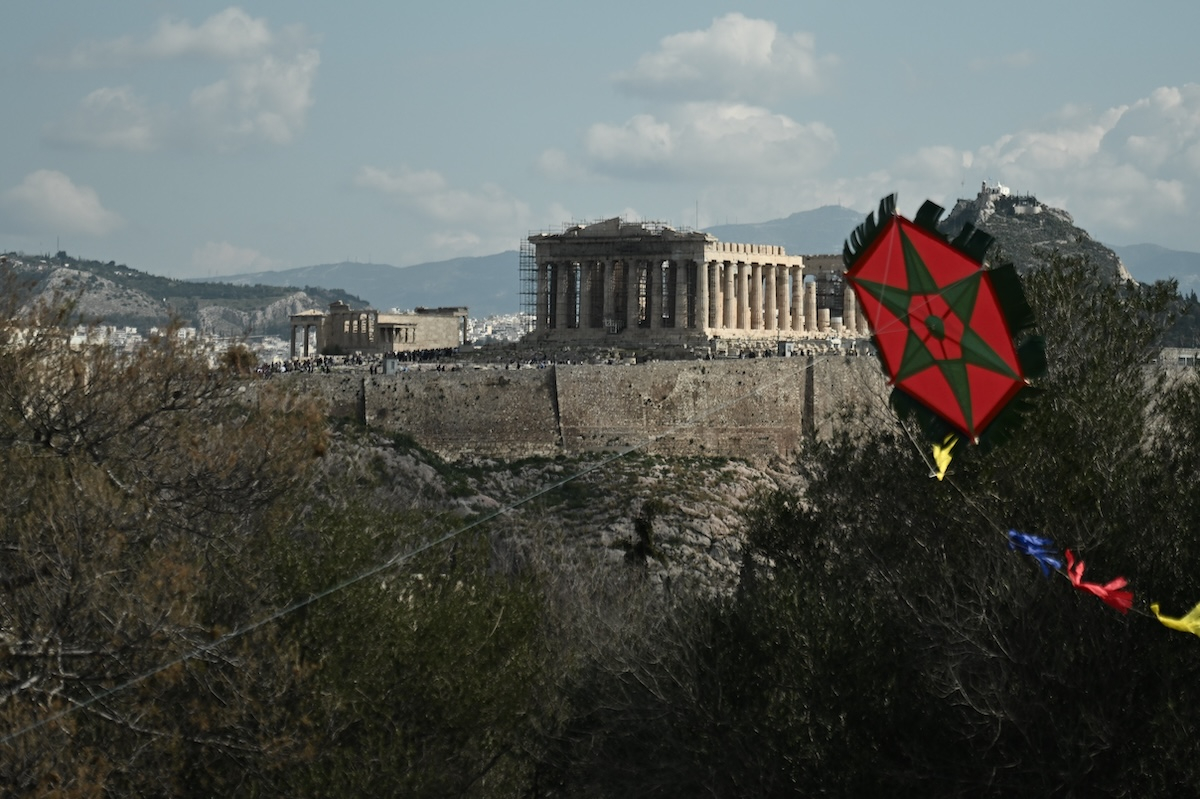 Κούλουμα στην Αθήνα: Πλήθος κόσμου στον Λόφο του Φιλοπάππου – Παρών και ο Χάρης Δούκας (εικόνες)