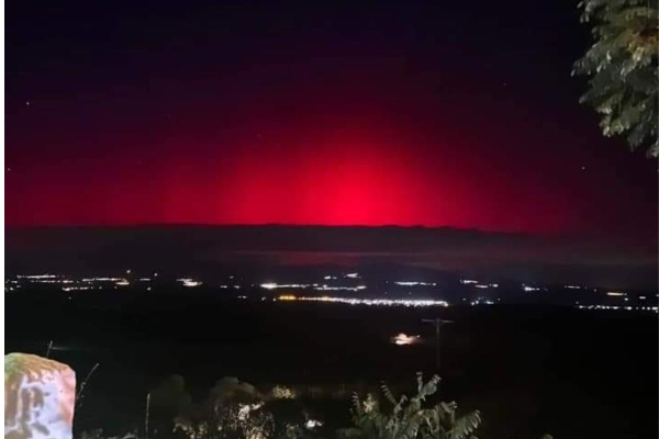 Το Βόρειο Σέλας ορατό στην Ελλάδα: Μαγικές εικόνες από τον κόκκινο ουρανό (φωτογραφίες)