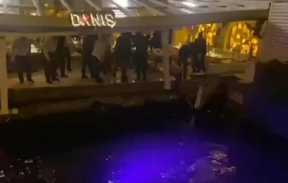 Κατέρρευσε εστιατόριο στην Κωνσταντινούπολη - Έπεσαν στη θάλασσα για να σωθούν (βίντεο)