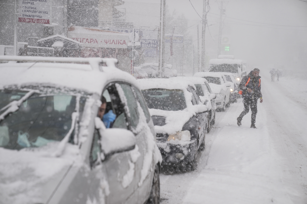 Κακοκαιρία «Αυγή»: Κλειστά σχολεία και τηλεργασία στην Αττική - Πού θα ρίξει πυκνό χιόνι (LIVE Xάρτης)