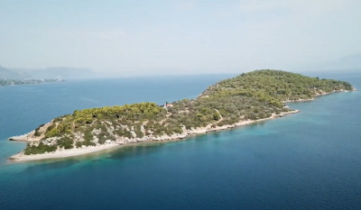Το ακατοίκητο νησί κοντά στην Αθήνα με τις 3 παραλίες