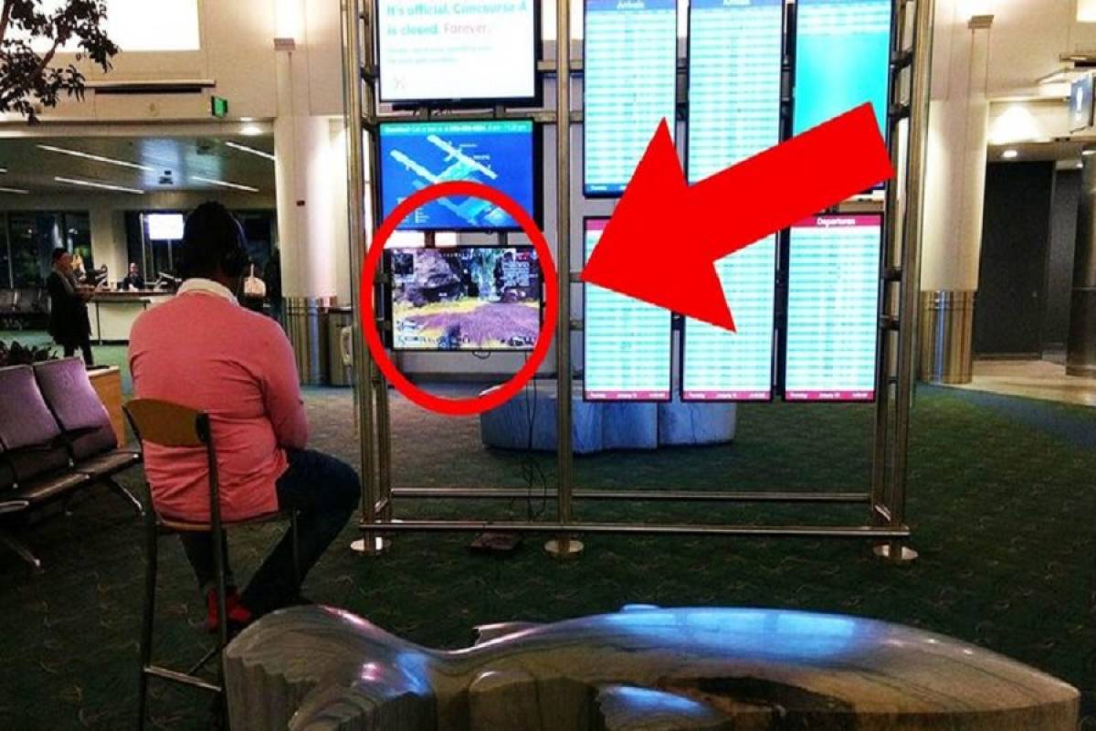 Επιβάτης αποσύνδεσε οθόνη αεροδρομίου, για να συνδέσει το Playstation του