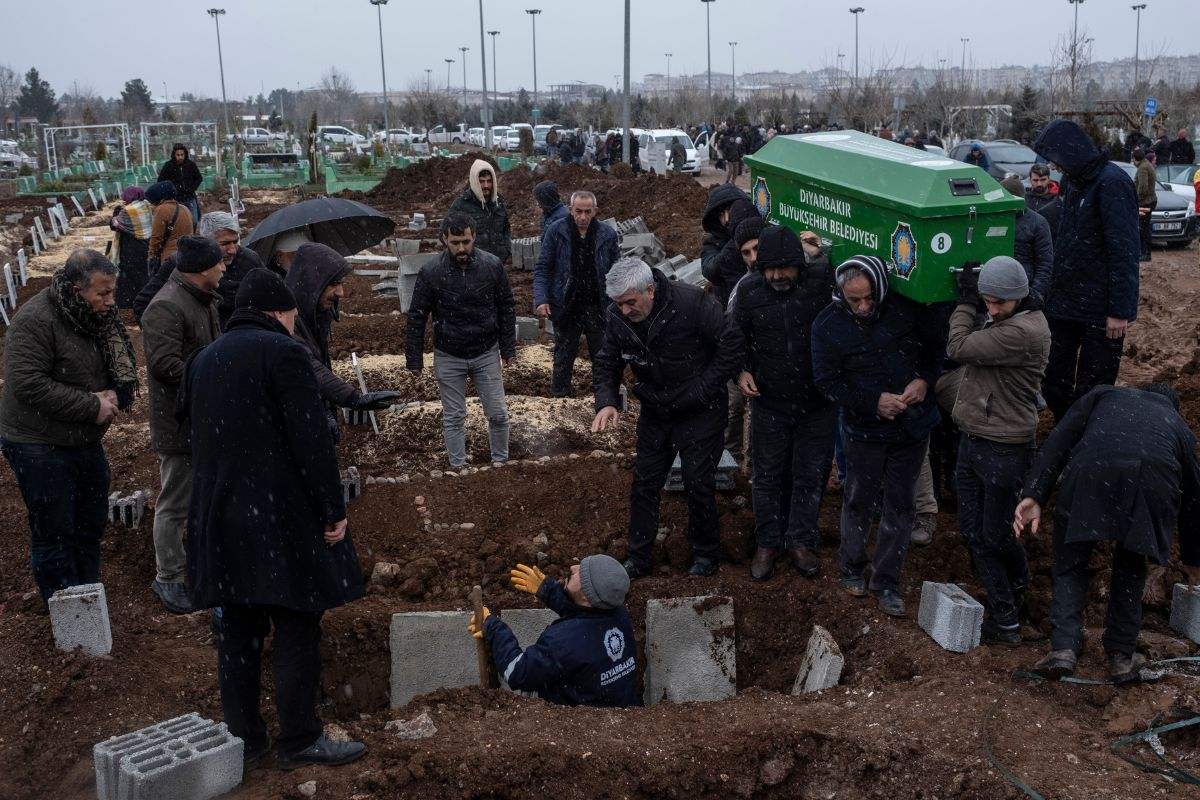 Τουρκία: Χιλιάδες ανώνυμα θύματα από τον σεισμό – Σκηνές «γροθιά στο στομάχι» με σορούς σε πάρκινγκ