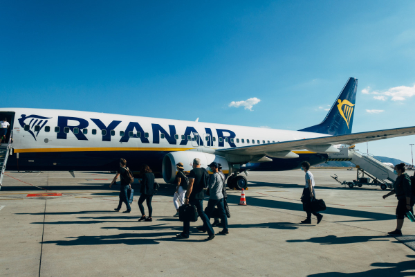 Η Ryanair συνεχίζει να τρολάρει: Τι απάντησε σε επιβάτιδα που παραπονέθηκε για τη θέση της