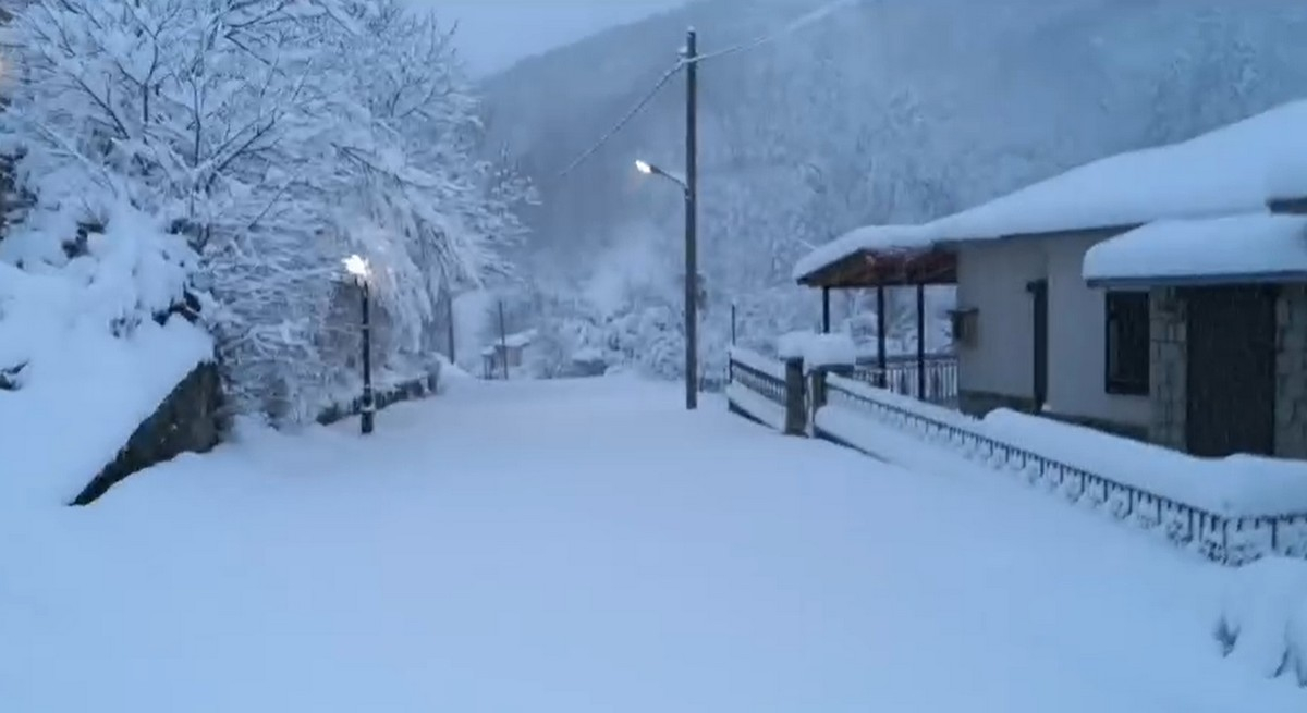 Κακοκαιρία «Διομήδης»: Μαγικές εικόνες από το χιονισμένο Μέτσοβο