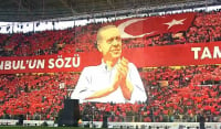 Τουρκία: Ξεκίνησε την προεκλογική του εκστρατεία ο Ερντογάν σε ασφυκτικά γεμάτο γήπεδο