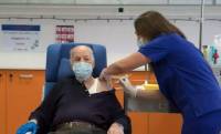 Ο διάλογος Κικίλια με τον 88χρονο που εμβολιάστηκε: «Να κεράσω ουίσκι;»