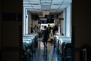 «Μάτωσαν» τα νοσοκομεία: Πάνω από 500 οι νέες εισαγωγές ασθενών με κορονοϊό - Κραυγή αγωνίας από τους γιατρούς
