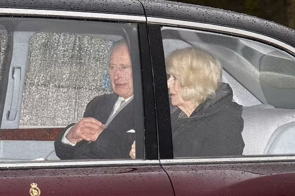 Επέστρεψε στο Λονδίνο ο Βασιλιάς Κάρολος για τη θεραπεία του (Φωτογραφίες)