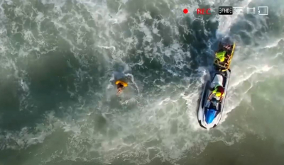 Βίντεο ντοκουμέντο: Drone - «ναυαγοσώστης» σώζει παιδί από τα άγρια κύματα