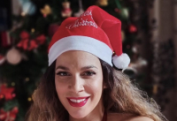 Κατερίνα Στικούδη: Ποζάρει στον 6ο μήνα στολίζοντας το Χριστουγεννιάτικο δέντρο
