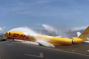 Αεροσκάφος cargo της DHL κόβεται στα δύο κατά τη διάρκεια προσγείωσης (Βίντεο)