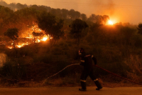 Σε χαράδρα του Εθνικού Δρυμού η φωτιά στην Πάρνηθα - Μάχη με τις αναζωπυρώσεις