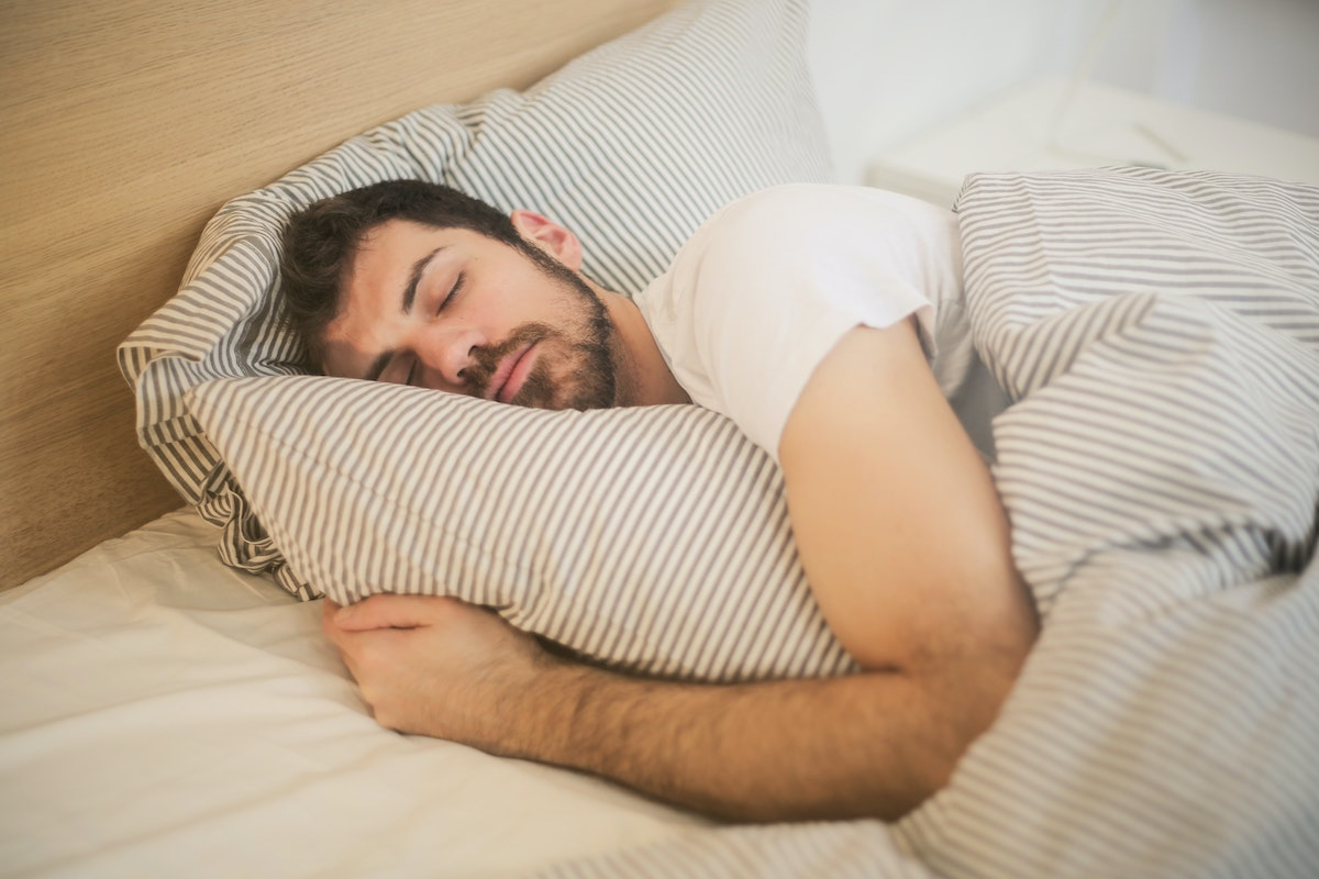 Ύπνος: Πόσες ώρες πρέπει να κοιμόμαστε για να αποφύγουμε χρόνιες παθήσεις; – Έρευνα