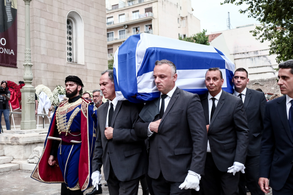 Σε κλίμα οδύνης η κηδεία του Γιάννη Μαρκόπουλου - «Αθάνατος» φώναζαν στο λαϊκό προσκύνημα (Φωτό)
