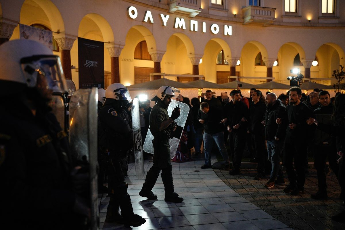 Νέα ένταση στη Θεσσαλονίκη: Φοιτητές εναντίον ΜΑΤ και συγκέντρωση στο Ολύμπιον για τα «Αδέσποτα Κορμιά» (Βίντεο)