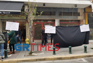 Θεσσαλονίκη: Μαύρα πανιά από τους εμπόρους στην Πολίχνη για τα κλειστά μαγαζιά