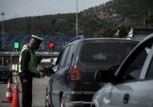 Μετακίνηση εκτός νομού: Πάνω από 300 οχήματα εκδρομέων υποχρεώθηκαν σε αναστροφή στα διόδια