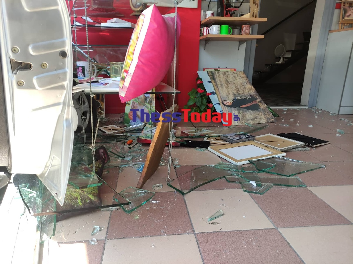 Τρόμος στη Θεσσαλονίκη: Αυτοκίνητο τράκαρε με άλλο και «καρφώθηκε» σε κατάστημα