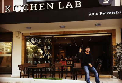 Άκης Πετρετζίκης: «Λουκέτο» στα τρία καταστήματα Kitchen Lab στην Αθήνα