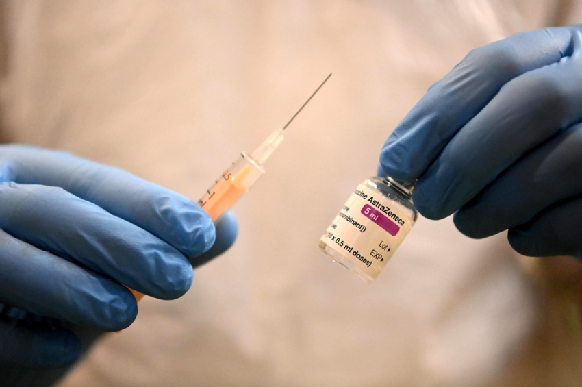 Βέλγιο: «Παγώνει» τον εμβολιασμό με AstraZeneca για τους κάτω των 55 ετών