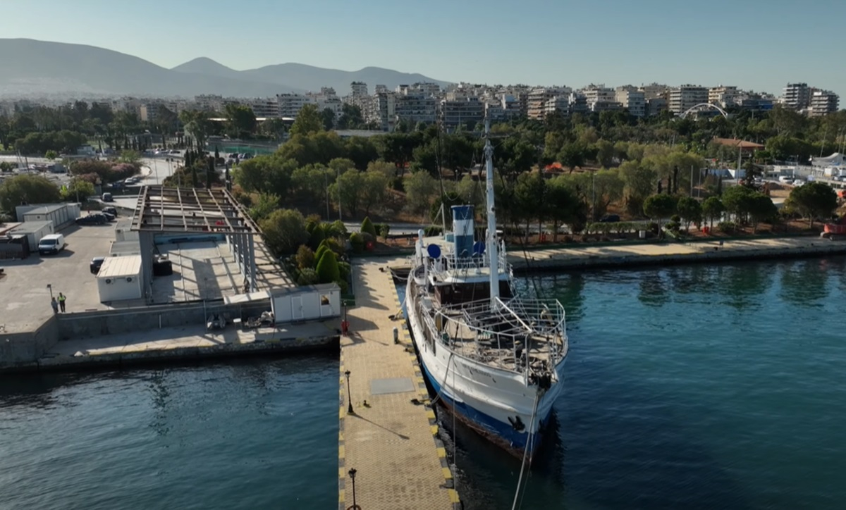 «Θαλής ο Μιλήσιος»: Η ιστορία του θρυλικού πλοίου 120 ετών που έστρωσε με καλώδια όλο το Αιγαίο (βίντεο drone)