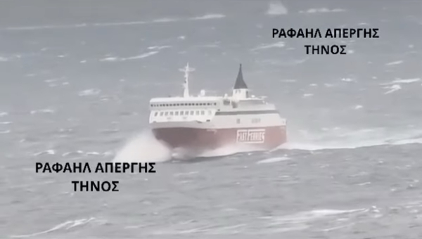 Τήνος: Το πλοίο «Fast Ferries Andros» και η… μάχη του με τα κύματα (βίντεο)