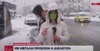 «Επίθεση» με χιονοπόλεμο σε ρεπόρτερ του ΣΚΑΪ την ώρα του live