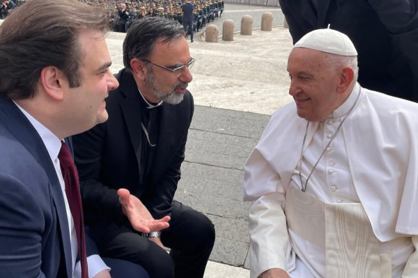 Πιερρακάκης για Πάπα Φραγκίσκο: «Συμβάλλει σταθερά στην επιδίωξη της ειρήνης και της σταθερότητας»