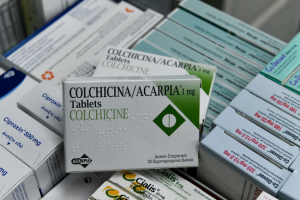 Μόσιαλος: H κολχικίνη δεν μειώνει τη θνητότητα στους νοσοκομειακούς ασθενείς με κορονοϊό