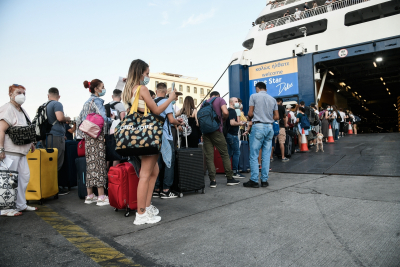 Ουρές στο λιμάνι του Πειραιά και αυστηροί έλεγχοι για τα νέα μέτρα