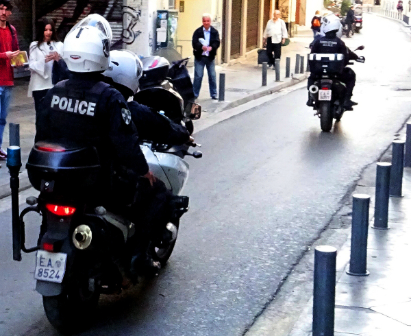 Έρευνα αν ο μαστροπός αστυνομικός εξέδιδε και άλλες γυναίκες στο κέντρο της Αθήνας - Η ώρα του ανακριτή